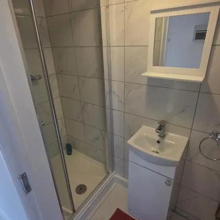 Ensuite Near Airbus & Rolls-royce, Southmead Hospital Проживание в семье